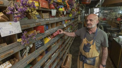 BODEG�N CASAS CHICO [SANTIAGO]
En 1868 abri� sus puertas en la r�a das Casas Reais de Santiago la ferreter�a Casas Chico. Mantuvo su actividad hasta el 2018. Un a�o despu�s, Alfonso Moldes le dio una segunda vida al local, reacondicionado ahora como pulper�a pero respetando muchos de sus elementos originales, como el antiguo mostrador o la espectacular estanter�a de madera con infinitos cajones que ocupa toda pared de detr�s de la barra. 