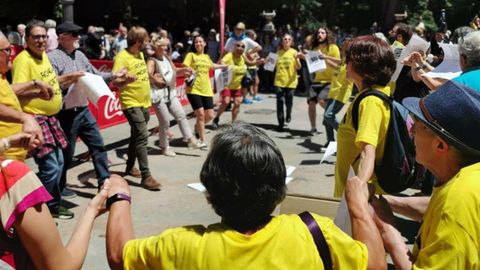 Protesta de vecinos contra la construcci�n de la ronda norte en el Campo San Francisco de Oviedo
