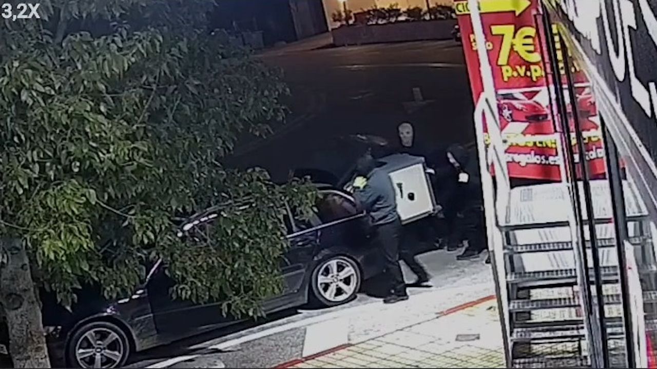 Roban de madrugada la caja fuerte del camión de los regalos de la lotería de Extremadura