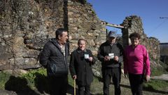 Gilberto, Mara, Antonio y Manoli, delante de la casa familiar en la que ensayaban los msicos en los aos cuarenta