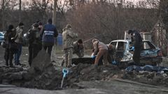 Un grupo de investigadores trabajan en el lugar donde murieron dos personas en Zaporiyia a consecuencia de un ataque ruso con misiles