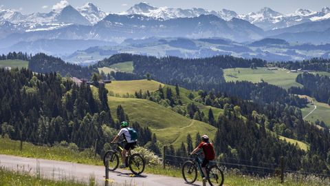 Dos ciclistas paseaban ayer frente a los Alpes berneses, en Luederenalp