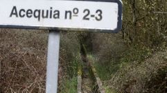 Acequia sin agua del regad�o en la parroquia monfortina de A Parte