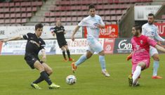 Cat�, en una acci�n defensiva en el derbi de la pasada campa�a ante el Racing de Ferrol. 