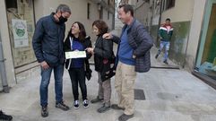 Unos turistas consultan un mapa este fin de semana en una calle del centro de Monforte