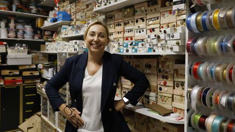 Virginia Prez en su negocio, La Boutique del Botn, en Ourense