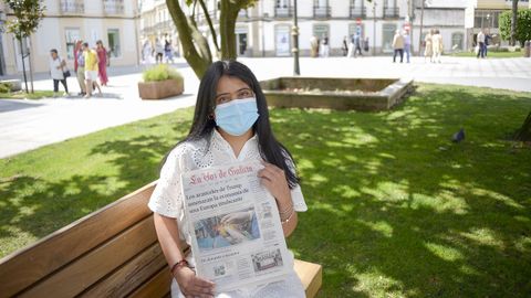 Sandra sostiene el ejemplar de La Voz con su corazn en primera.