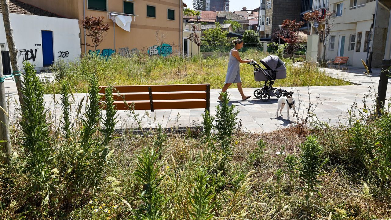 El abandono de la nueva plaza de Bouzas, que tiene una casa con patín catalogada