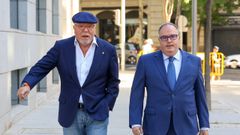 Villarejo, a la izquierda, con su abogado a su llegada a la vista celebrada en la Audiencia Nacional