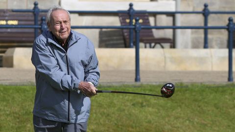Arnold Palmer, en el primer hoyo de un torneo previo disputado antes del Abierto Brit�nico.