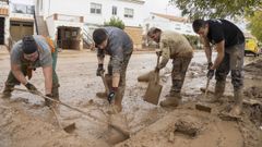 Un grupo de vecinos desatasca las alcantarillas de Utiel (Valencia)