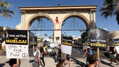 Manifestacin de los actores ante las instalaciones de los estudios de Paramount en Los ngeles