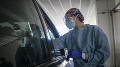 Las enfermeras del hospital de Barbanza hacen diariamente decenas de pruebas PCR para detectar nuevos positivos