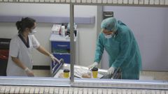 Dos trabajadores sanitarios del Juan Cardona prepar�ndose antes de entrar en una habitaci�n de la planta de aislados
