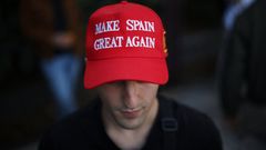Un hombre con una gorra que dice  Haz Espa�a Grande De Nuevo , en un mitin de Vito Quiles.