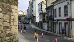 Los contrastes de la Ronda da Muralla