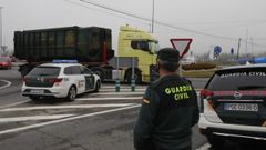 La Guardia Civil de Tr�fico intensific� este lunes la vigilancia en la zona industrial de San Cibrao, donde se localiz� a los infractores, por la huelga de transportistas