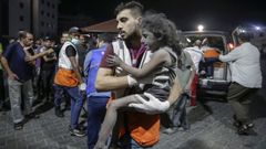 Servicios de emergencia trasladas a una ni�a a un hospital de Gaza
