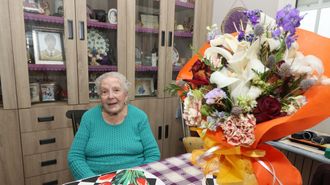 Carmen Hern�ndez, con un ramo de flores que le regalaron cuando cumpli� 102 a�os.