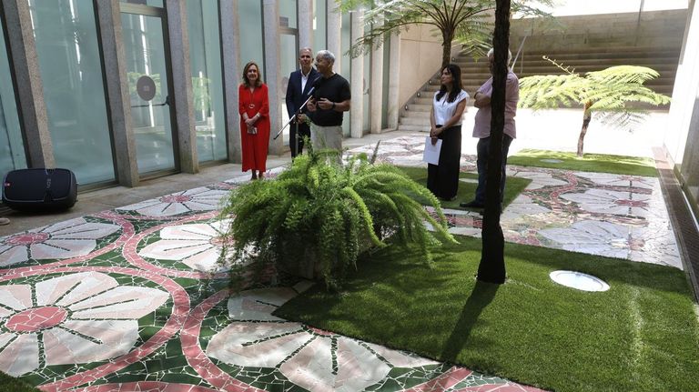 Presentacin de la 32 Bienal de Pontevedra en el entorno de la obra de Almudena Fernndez