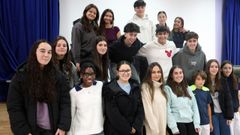 Algunos de las personas que integran los grupos de voluntariado del Castro Alobre; la profesora, Marisa Moredo, en el medio de la primera fila