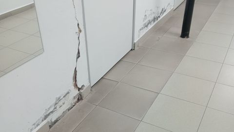 Imagen de las grietas y desconchados que hay en la piscina de Cambados