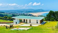 La casa A Ladeira tiene unas extraordinarias vistas a la playa de A Frouxeira