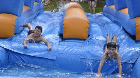 Hinchables de agua en la fiesta de clausura del campamento tecnol�gico en La Molinera.