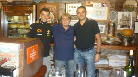 Vicente hijo, en el medio, con �lex Rins (izquierda, piloto de GP)
