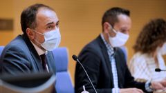 El conselleiro de Sanidade, Julio Garc�a Comesa�a, en primer t�rmino durante la rueda de prensa posterior a la reuni�n del comit� cl�nico