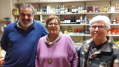 José Manuel, María José y María Serafina, junto al mostrador de la tienda, cerrada desde el 31 de enero