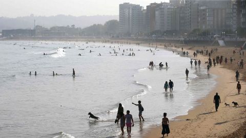 La playa de San Lorenzo llena de ba�istas en pleno mes de octubre