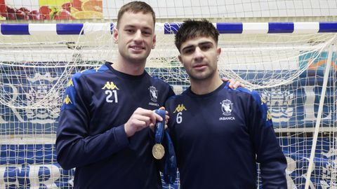 Niko Vukmir y David Novoa posan con el oro continental del de Benavente en su vuelta al trabajo. 