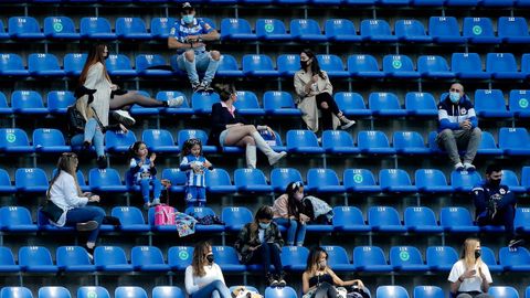 Público en la grada de Riazor durante el Deportivo-Zamora