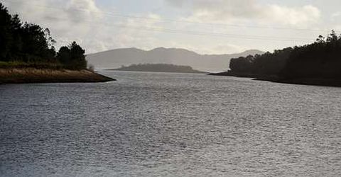 Embalse de Fervenza, con l�mites en los municipios de Zas, Vimianzo, Mazaricos y Dumbr�a.