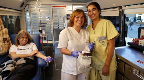 Dos de las sanitarias de ADOS en Pontevedra, en el momento posterior a extraerle sangre a una donante.