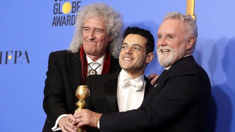 Los miembros de la banda musical Queen Brian May (i) y Roger Taylor (d) posan junto al actor estadounidense Rami Malek (c) durante la 76 edicin de los Globos de Oro 