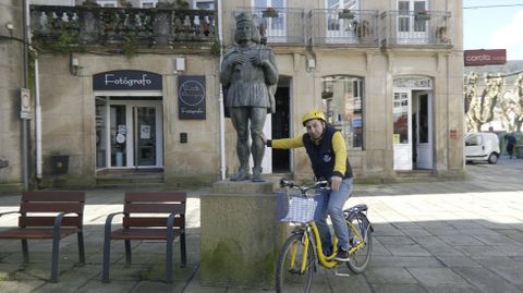 V�ctor F�bregas, en Padr�n, junto a la escultura que recuerda al trovador Mac�as O Namorado. El cartero de la televisi�n p�blica gallega y conductor del programa �Sen c�digo postal� recorri� algunos de los enclaves m�s importantes del municipio durante el rodaje del cap�tulo que se emite esta tarde, a las 18.25 horas. En �l recibir� la banda de embajador Alberto Rey, t�cnico de la oficina de turismo.