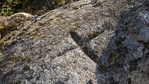 Una cruz labrada en una pea del mirador de Os Carpacios marca un lmite tradicional entre montes comunales