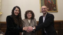 La alcaldesa (en el centro) con Mara Rozas (Compostela Aberta) y el socialista Gonzalo Muos en la firma del acuerdo para aprobar los presupuestos del 2025