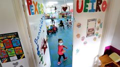 Una ni�a con mascarilla en un colegio de Tui, en una foto de archivo