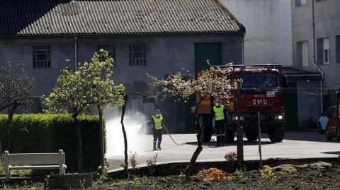 Labores de desinfecci�n por parte de la UME en el exterior de la residencia Hogar de San Jos�