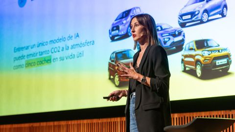 Ver�nica Bol�n impartiendo una conferencia