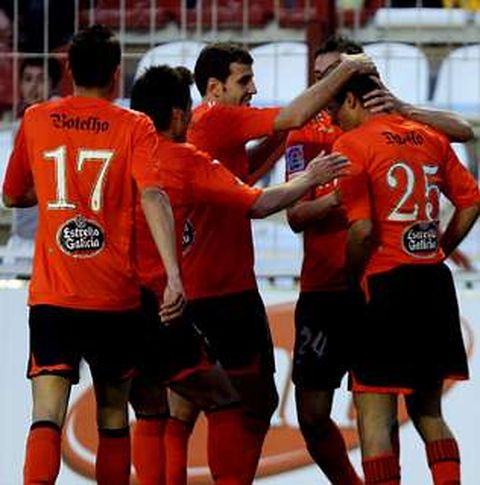 Los c�lticos abrazan a Danilo, que marc� el tanto de la victoria y su primer gol en liga