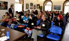 Los participantes atienden a la conferencia de Rub�n Lois en el  edificio del faro de Vil�n.