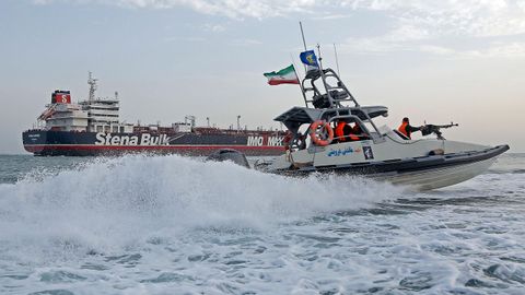 Un lancha de la Guardia Revolucionaria iran vigilando el entorno del petrolero britnico Stena Impero