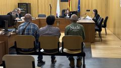 Los tres acusados, durante la vista celebrada en Ourense, que se suspendi�.