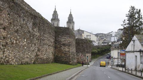 Muralla de Lugo, vista con las torres de la Catedral