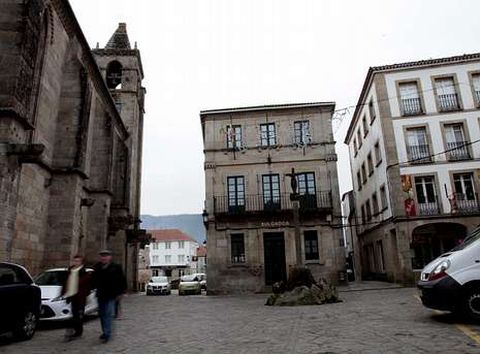 Los coches siguen estacionando mal en el casco viejo. El Concello noi�s quiere establecer sanciones para evitar esta situaci�n.