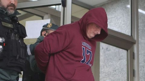 Roger Serafín saliendo de los juzgados
